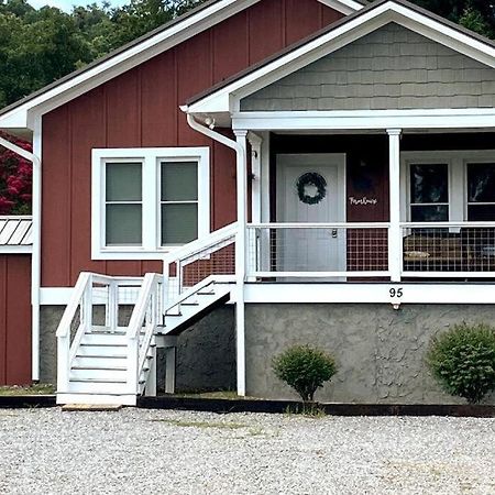 The Farmhouse At Wolfehaven Asheville Exterior photo