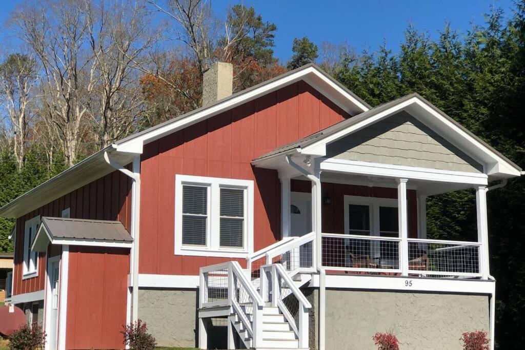 The Farmhouse At Wolfehaven Asheville Exterior photo