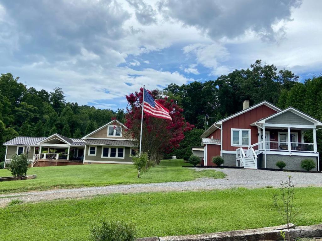 The Farmhouse At Wolfehaven Asheville Exterior photo