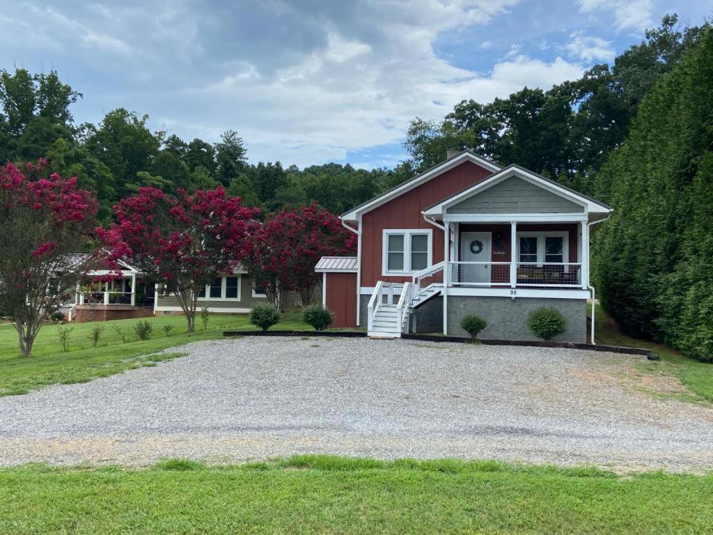 The Farmhouse At Wolfehaven Asheville Exterior photo